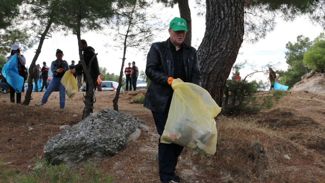 Çine'de gençlik merkezi gönüllüleri orman temizledi