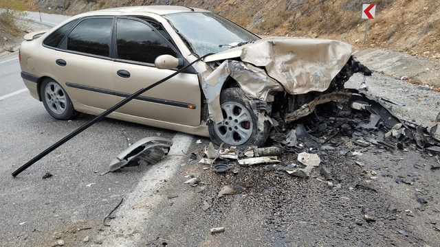 Sivas'ta otomobille minibüsün çarpıştığı kazada 10 kişi yaralandı