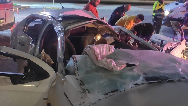 Afyonkarahisar'da otomobilin park halindeki araca çarpması sonucu 2 kişi öldü