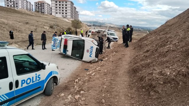 'Dur' ihtarından kaçan ehliyetsiz sürücüyü takip eden polis otosu takla attı: 2 polis yaralı