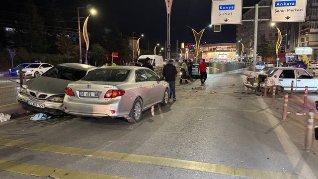 Afyonkarahisar'da 4 aracın karıştığı zincirleme trafik kazasında 2 kişi yaralandı