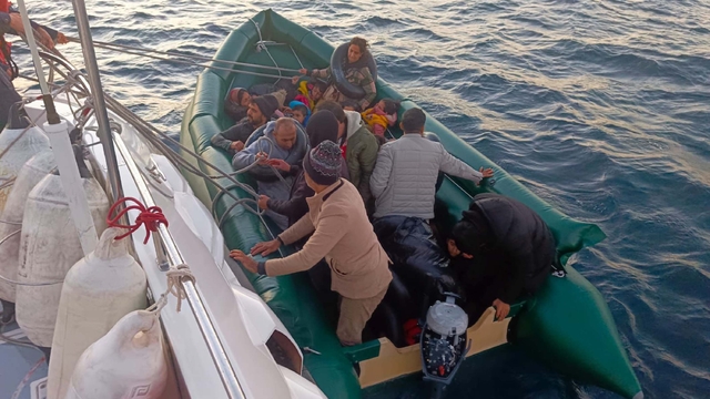 İzmir'de 40 kaçak göçmen yakalandı, 29 kaçak göçmen kurtarıldı