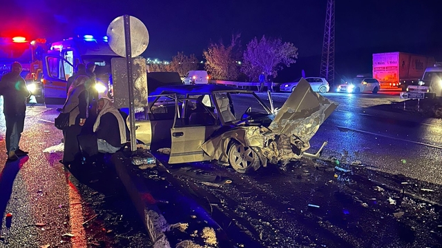 Manisa'da iki otomobil kafa kafaya çarpıştı: 6 yaralı