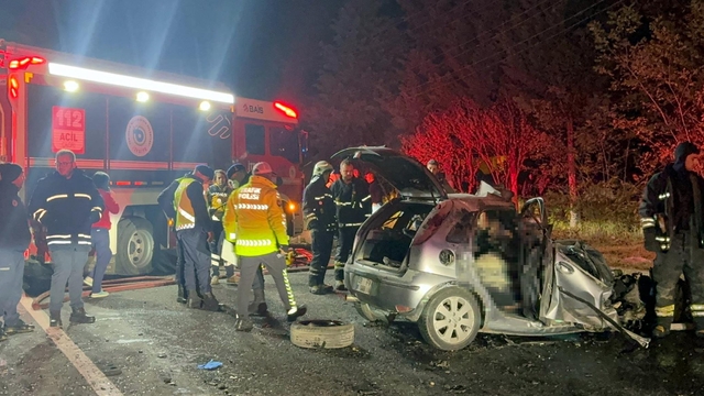 Tekirdağ'da iş makinesine çarpan otomobil alev aldı; 5 ölü