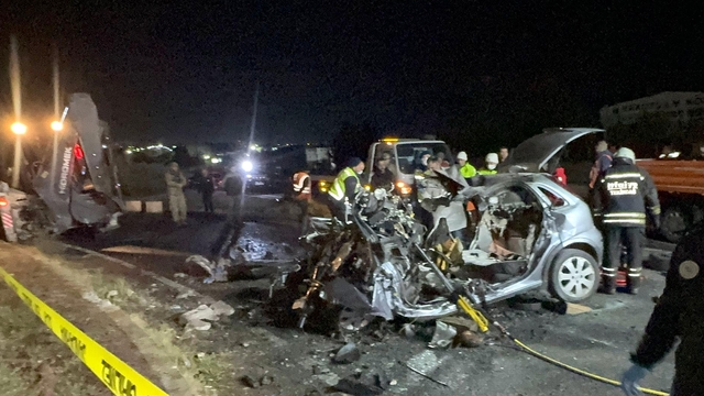 Tekirdağ'da iş makinesine çarpan otomobil alev aldı; 5 ölü (2)