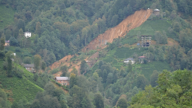 Rize'de heyelan; 2 boş ev toprak altında kaldı