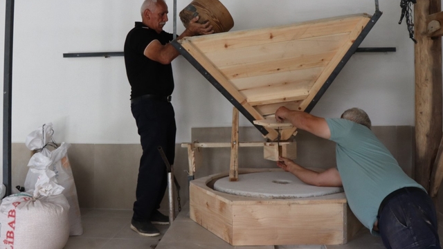 Baba yadigarı su değirmeninin çarkları 14 yıl sonra yeniden dönmeye başladı