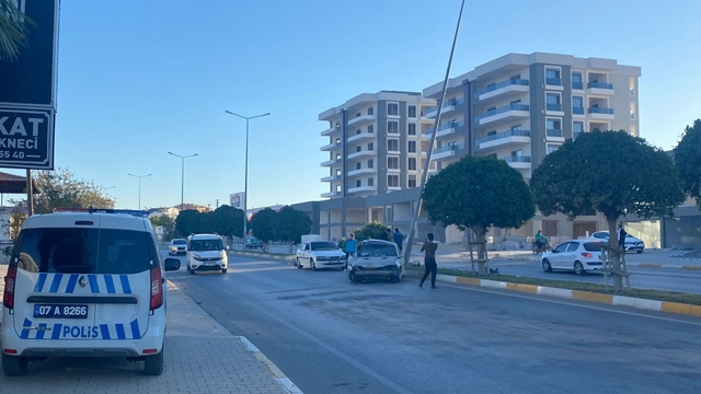 Serik'te refüjdeki ağaçlara ve direğe çarpan otomobildeki kişi yaralandı