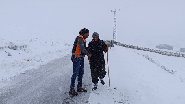 Yaylada kardan mahsur kalan çoban ve sürüsü kurtarıldı