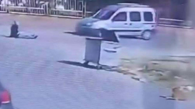 Köpeklerden kaçarken aracın altında kalmaktan son anda kurtuldu; o anlar kamerada