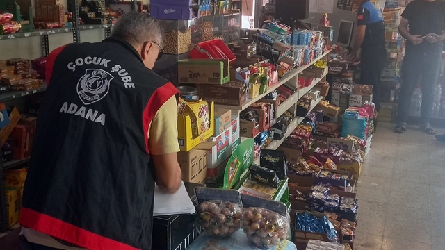Adana'da polis ekipleri okulların çevresinde denetim yaptı
