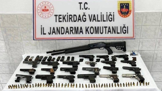 Ev ve iş yerinde 22 silah ele geçirilen şüpheli gözaltında