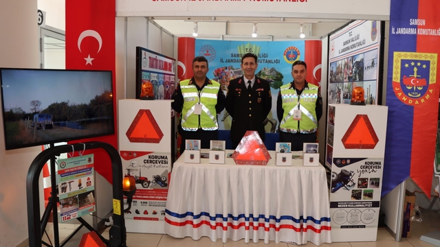 Jandarma ekipleri Samsun Tarım Fuarı'nda vatandaşları bilgilendirdi