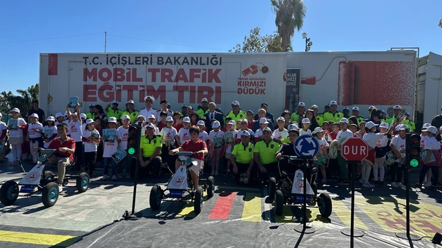 Antalya'da öğrencilere trafik eğitimi verildi