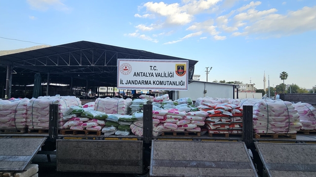 Finike'de 17 ton sahte gübre ele geçirildi