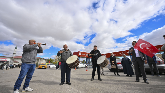 Şehit yakınları, FETÖ elebaşı Gülen'in ölüm haberini davul ve zurna eşliğinde kutladı