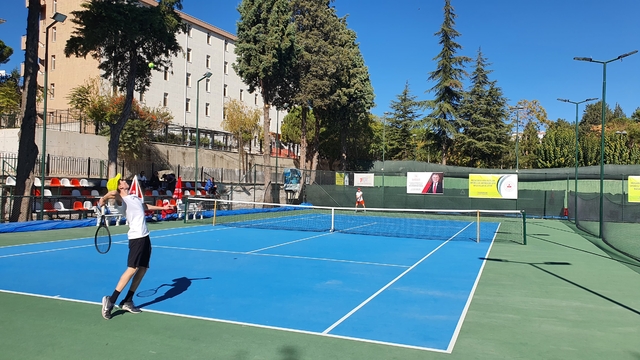 Demirci'deki tenis turnuvası 60 sporcunun katılımıyla başladı