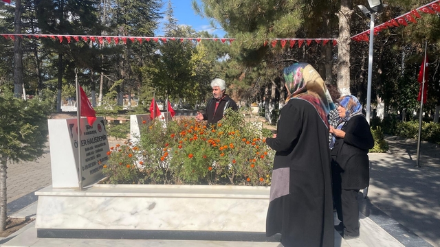 FETÖ elebaşının ölümü sonrası Ömer Halisdemir'in kabrine ziyaretçi akını