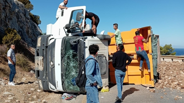 Otomobile çarpıp, devrilen hafriyat kamyonunun şoförü yaralandı