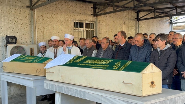 Tekirdağ'da iş makinesine çarpan otomobilde 5 kişin öldüğü kaza kamerada (2)