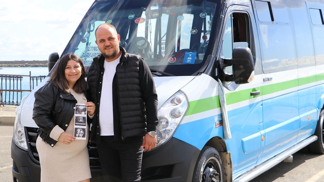 Çocuklarının cinsiyetini, minibüsün süslendiği renkten öğrendiler