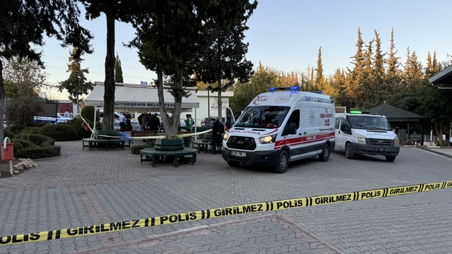 Adana'da mezarlıkta silahlı saldırıya uğrayan anne ve iki kızı hayatını kaybetti