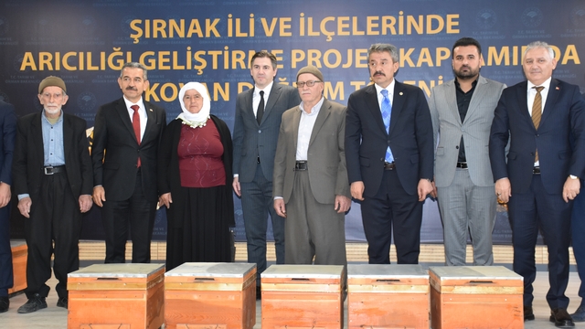 Tarım ve Orman Bakan Yardımcısı Bağcı, Şırnak'ta arı kovanı dağıtım törenine katıldı