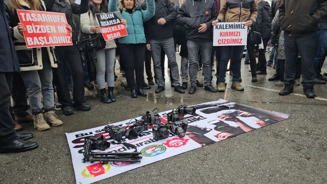 Zonguldak'ta yerel basın çalışanlarından 'itibarsızlaşma ve düşük ücret' protestosu