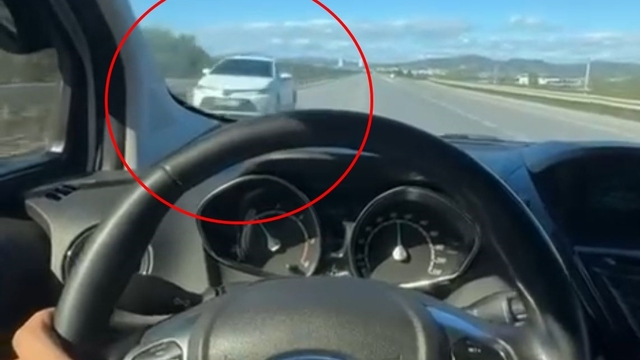 Bursa'da otoyolda otomobilin ters yönde ilerlediği anlar kamerada