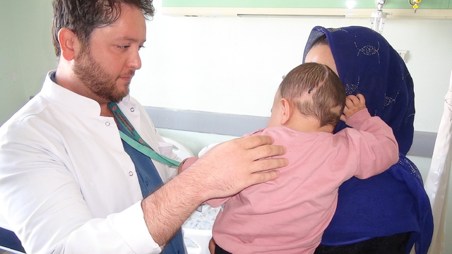 Şanlıurfa'da yaklaşık 3 metre yüksekten düşen bebek sağlığına kavuştu