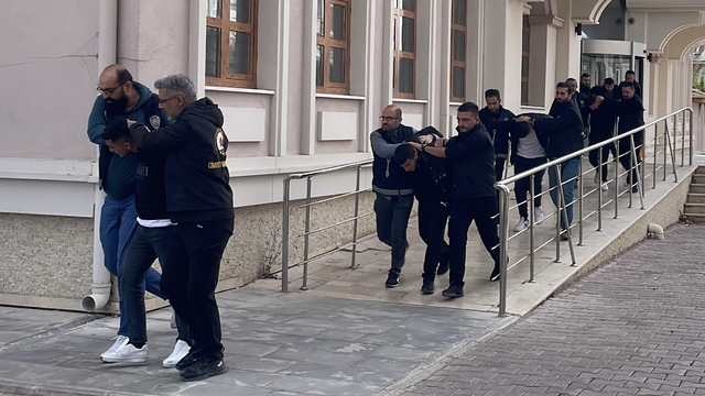 Konya'da trafikte tartıştığı kişi öldüren zanlı ve ona yardım eden 8 şüpheli adliyede