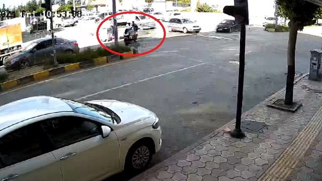 Trafikte tartıştığı motosikletli iki kişiyi, aracını üzerlerine sürüp yaraladı