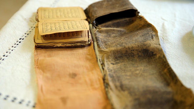 Gazi dedesinin savaşlarda göğsünde taşıdığı 110 yıllık Kur'an'a gözü gibi bakıyor