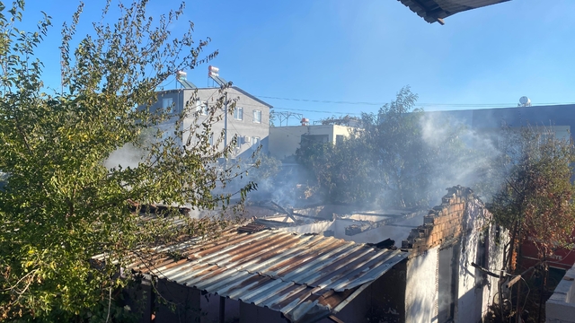 Aksu'da çıkan yangında müstakil ev kullanılamaz hale geldi