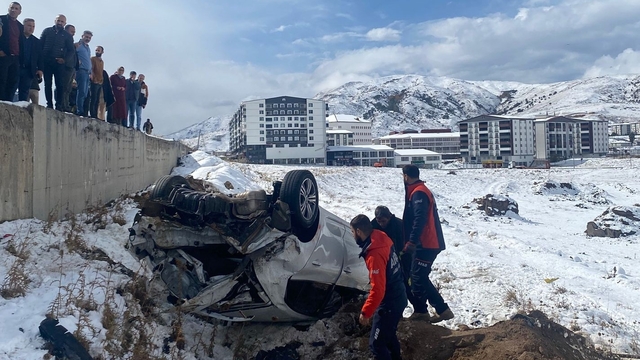 Otomobil, yayaya çarpıp, boş araziye düştü; 1 ölü, 1 yaralı