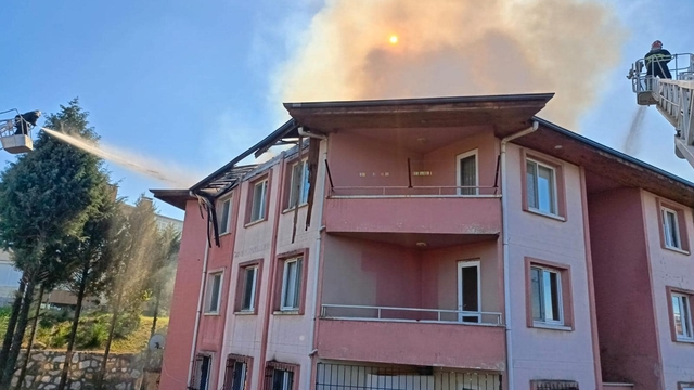 Yalova'da tadilat sırasında çatı katında çıkan yangın söndürüldü