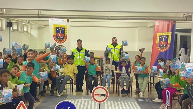 Kayseri'de jandarma 148 öğrenciye trafik eğitimi verdi