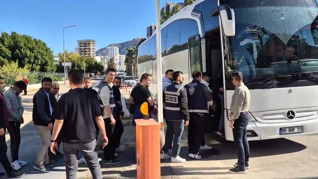 Adana'da nitelikli dolandırıcılık operasyonu; 14 gözaltı