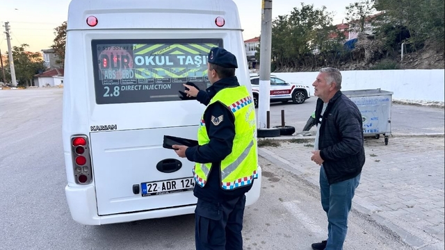 Edirne'de jandarma ekipleri okul servislerini denetledi