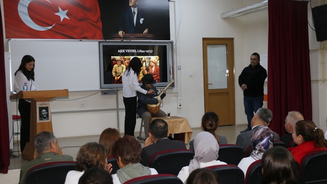 Amasya'da öğrenciler Aşık Veysel'i canlandırarak ders işledi