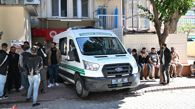 Adana'da mezarlıkta silahlı saldırıya uğrayan anne ve iki kızının cenazeleri defnedildi