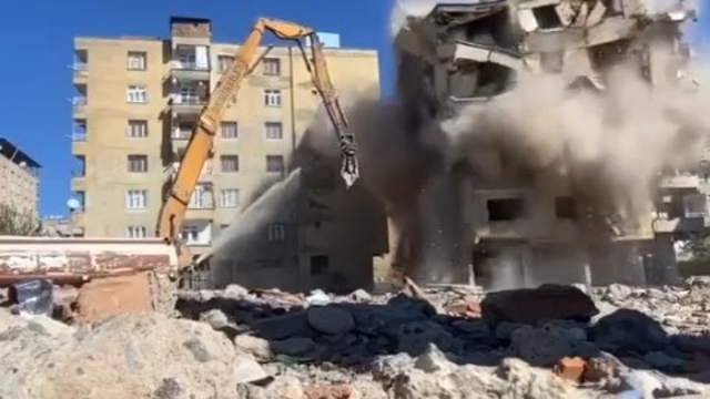 Diyarbakır'da kontrollü yıkım sırasında 8 katlı bina çöktü