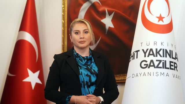 Şehit eşi, FETÖ elebaşı Gülen'in ölümünü yaş pastayla kutladı