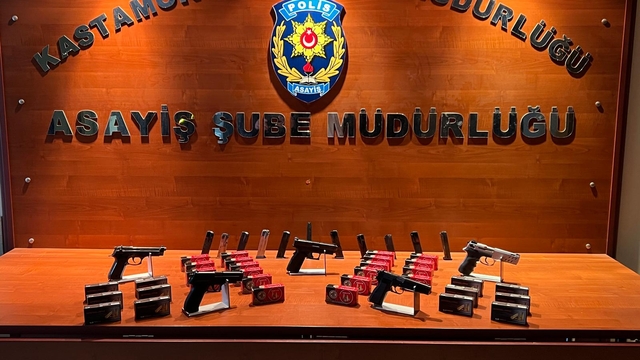 Kastamonu'da bir evde 4 ruhsatsız tabanca ile 1750 fişek bulundu