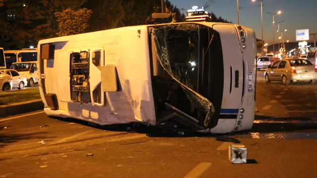Kayseri'de otomobil ile midibüs çarpıştı, 2 sürücü yaralandı