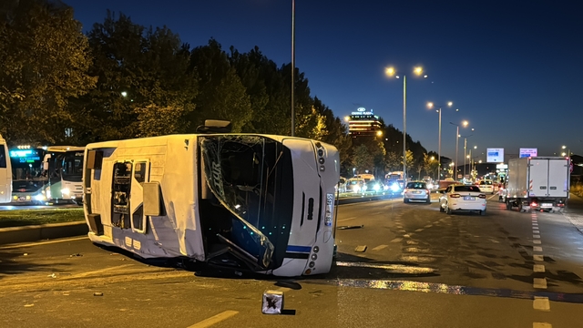Kayseri'de minibüsle otomobilin çarpışması sonucu 2 kişi yaralandı