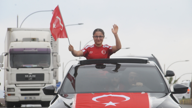 Avrupa şampiyonu milli boksör Yalgettekin, memleketi Şırnak'ta coşkuyla karşılandı