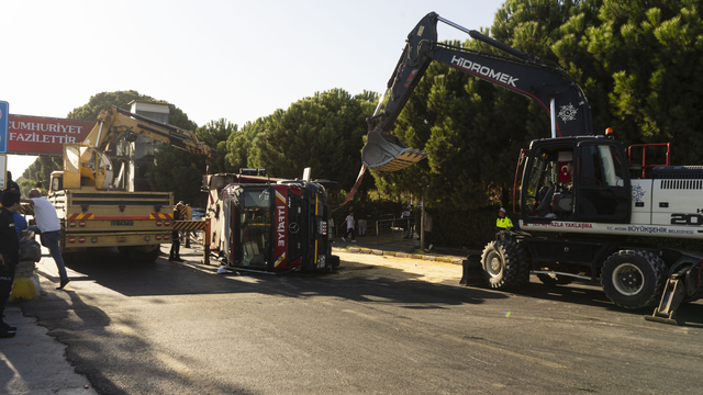 Aydın'da itfaiye aracıyla otomobilin çarpışması sonucu 7 kişi yaralandı