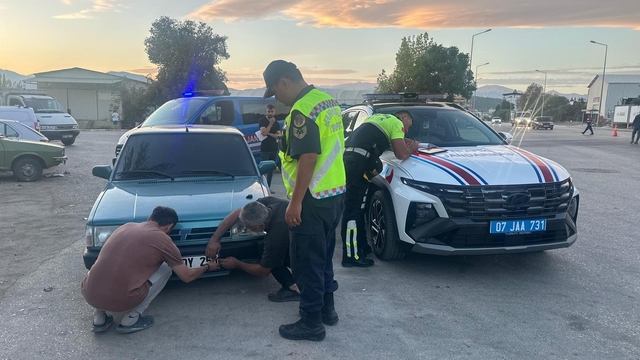 Antalya'da plakasını değiştirdiği araçla drift yapan tamirciye para cezası kesildi