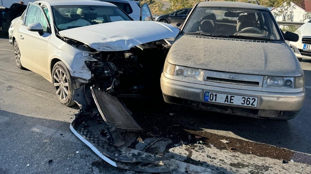 Hatay'da 3 aracın karıştığı zincirleme trafik kazasında 3 kişi yaralandı